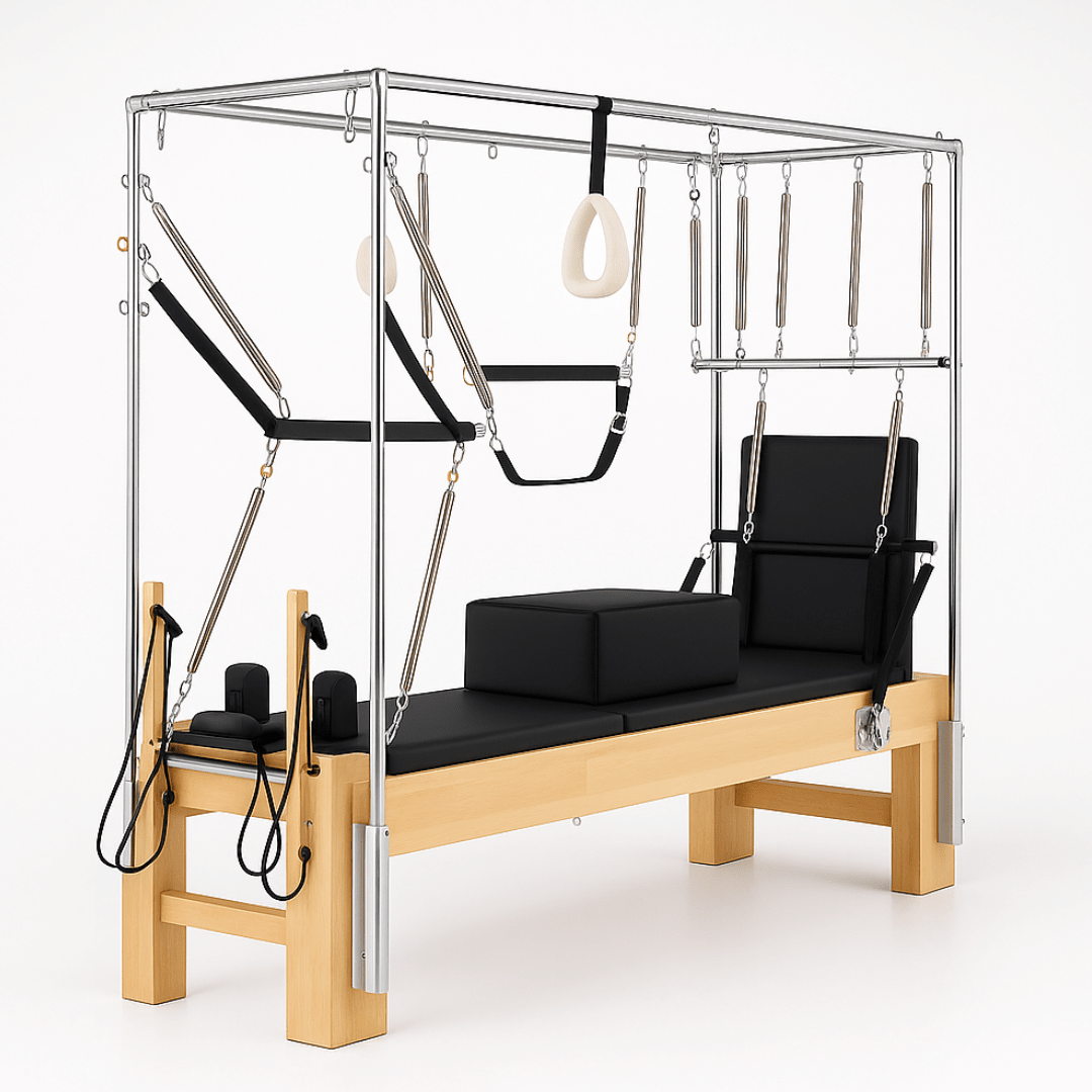 PH Fitness Cadillac Tower, schuin vooraanzicht met houten basis, zwart ligvlak, roestvrijstalen frame, veren en accessoires